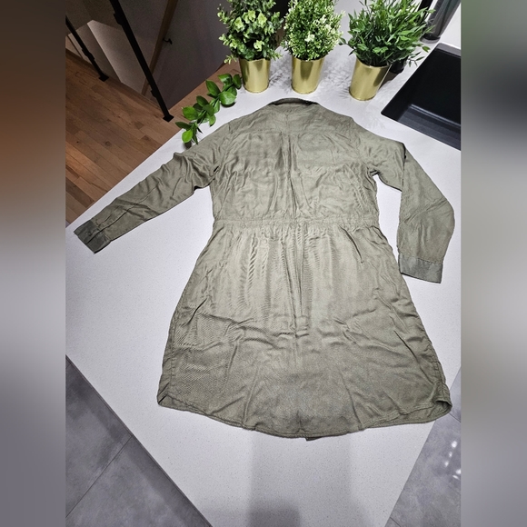 NWOT H&M (DIVIDED) Jolie robe chemisier neuve vert kaki ajustable à la taille - Picture 6 of 7